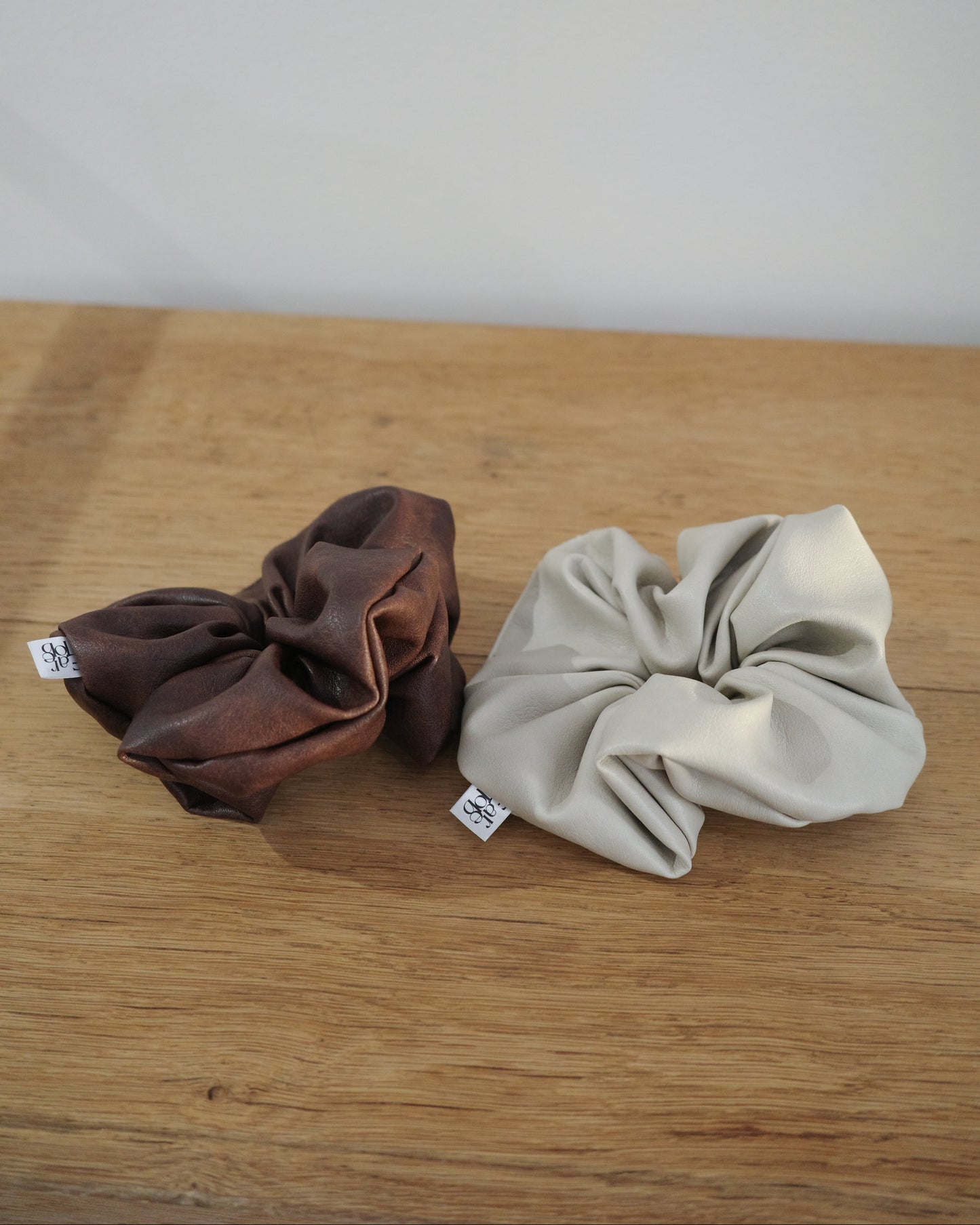 フェイクレザーシュシュ