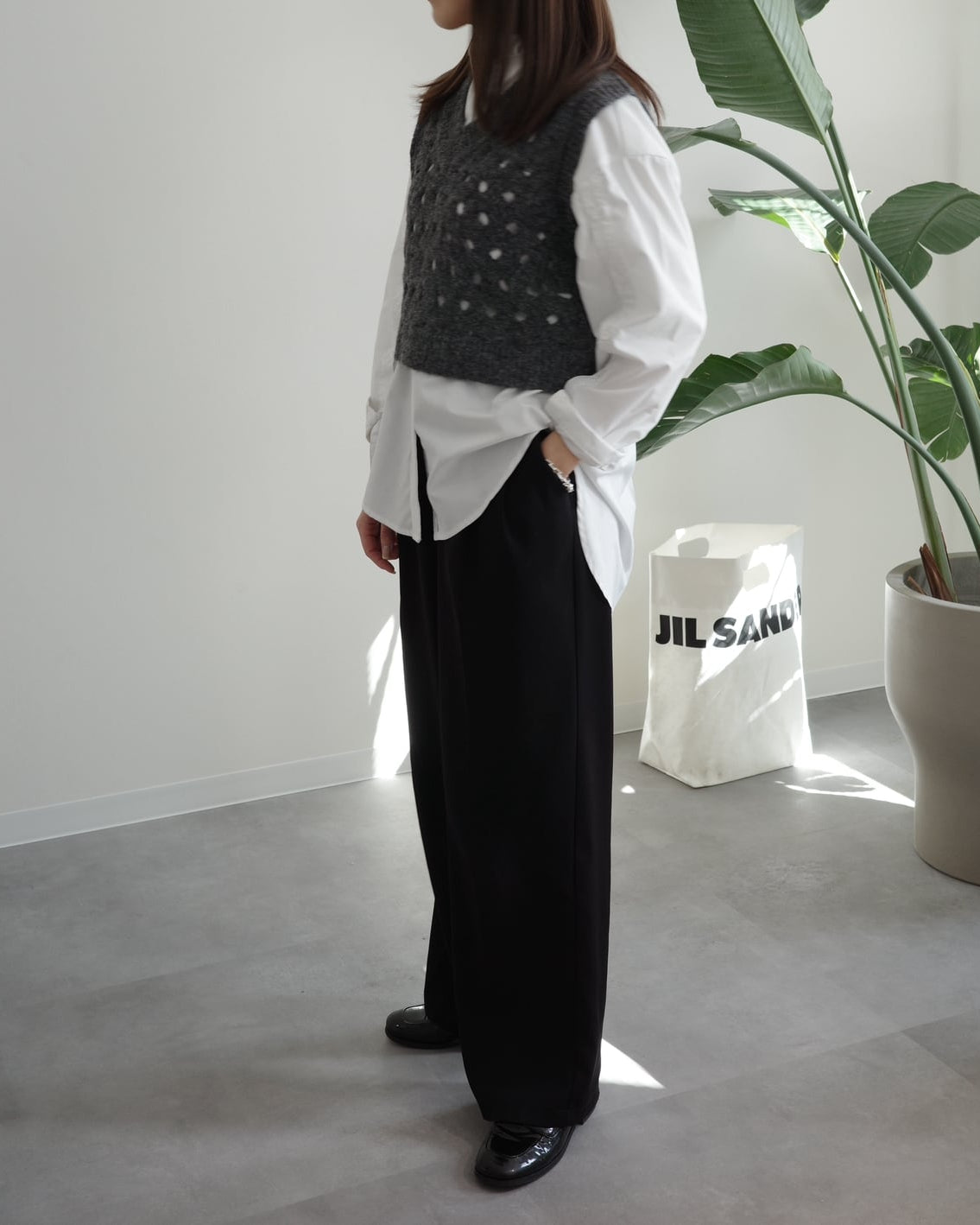 V neck holed knit vest