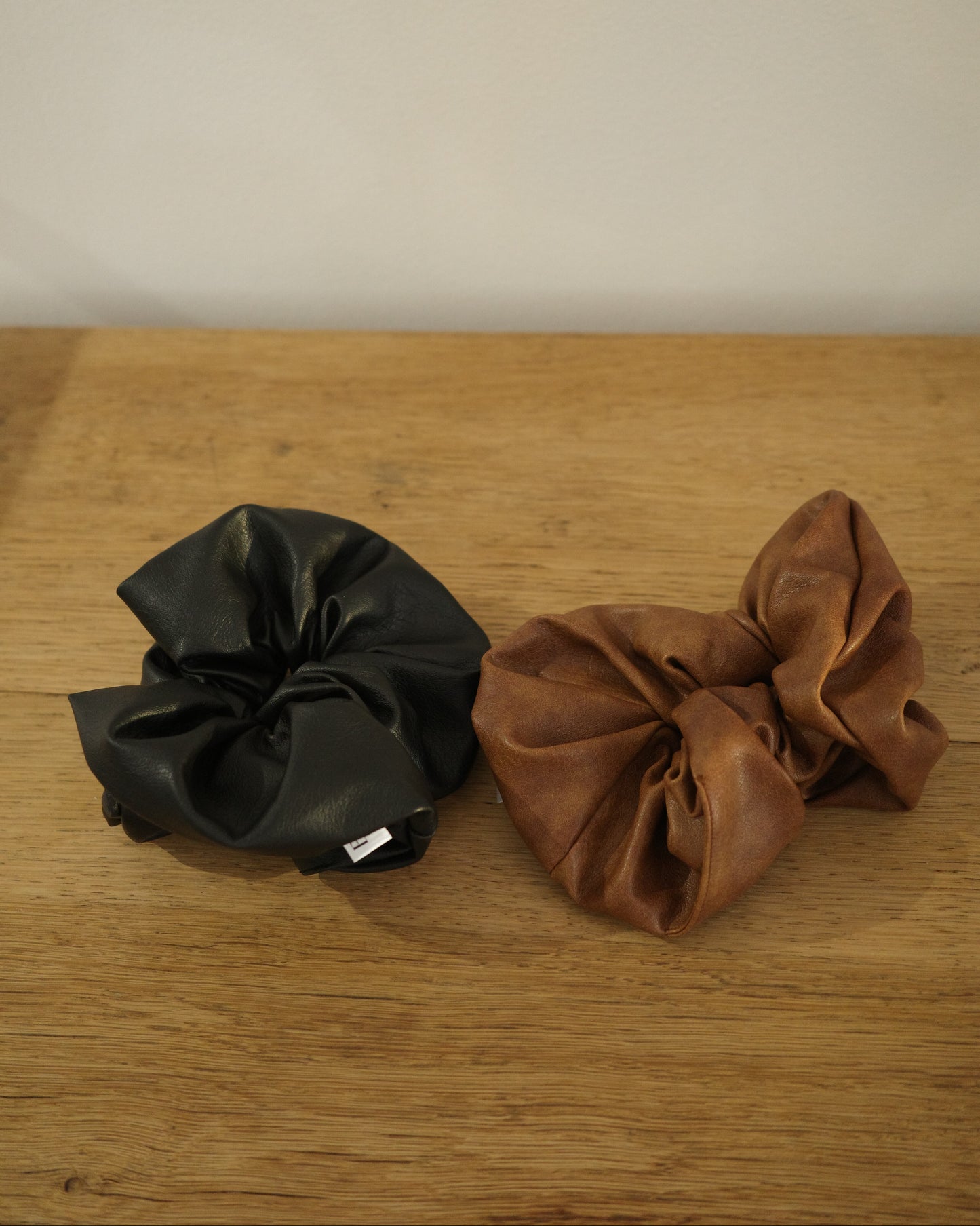 フェイクレザーシュシュ