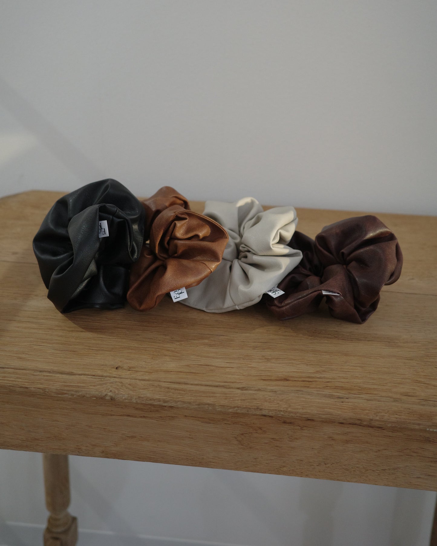 フェイクレザーシュシュ