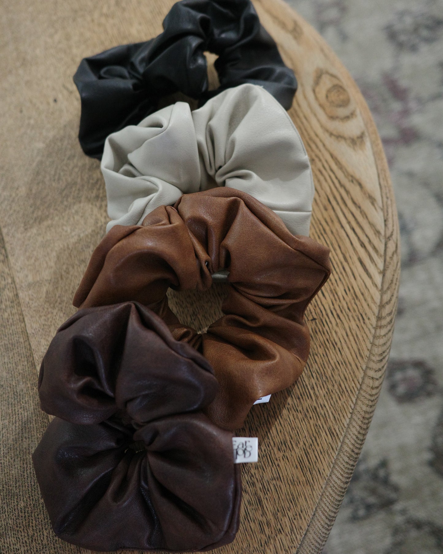 フェイクレザーシュシュ