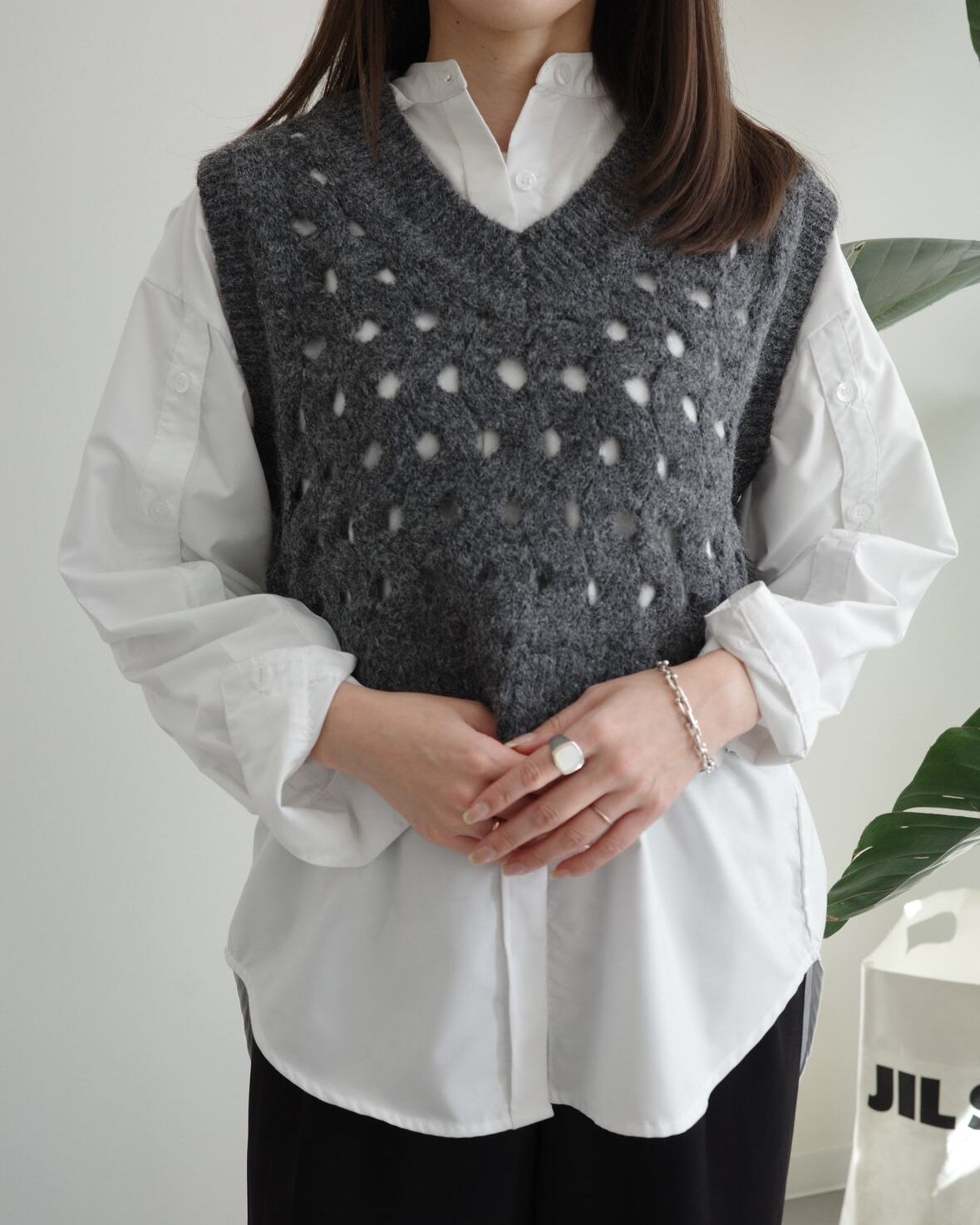 V neck holed knit vest