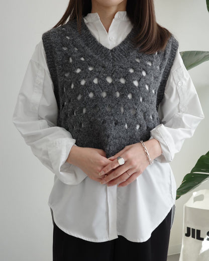 V neck holed knit vest