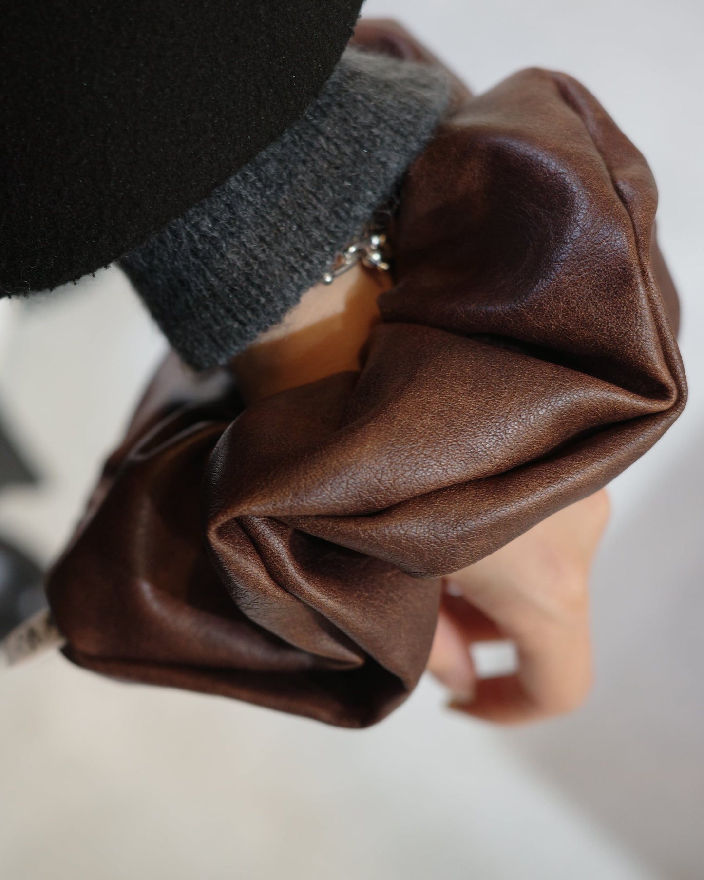 フェイクレザーシュシュ