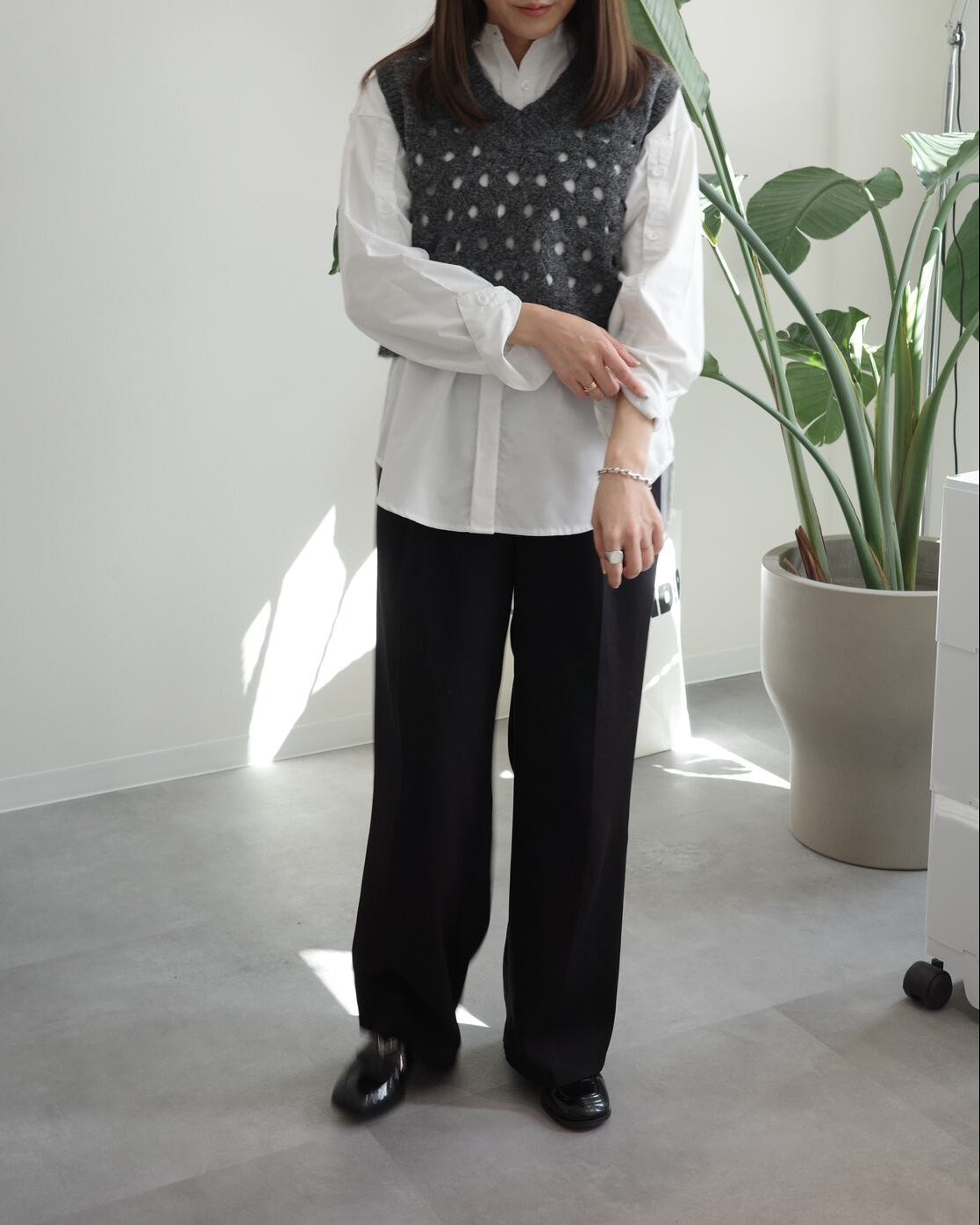 V neck holed knit vest